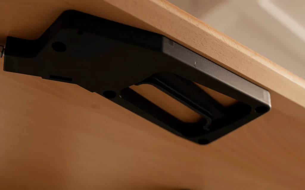 Activation handle mounted beneath the Klöud worksurface