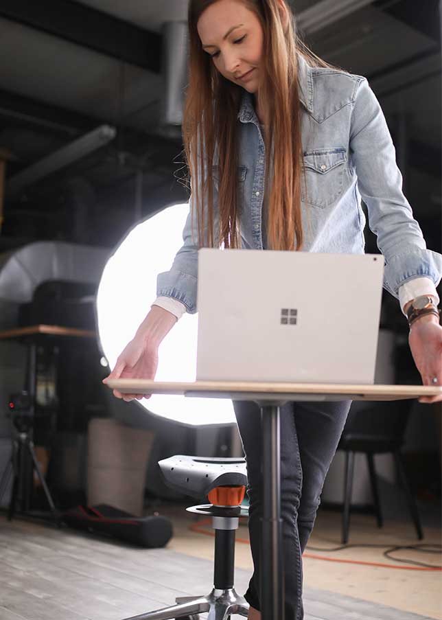 Person guiding the Möbel work surface by hand